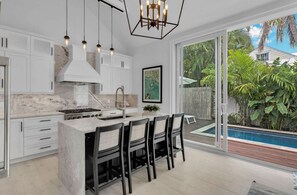 Een koelkast, een magnetron, een oven, een kookplaat