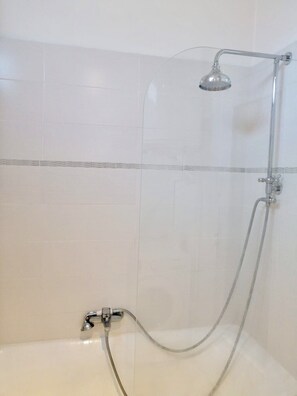 Hårføner, håndklær, såpe og toalettpapir