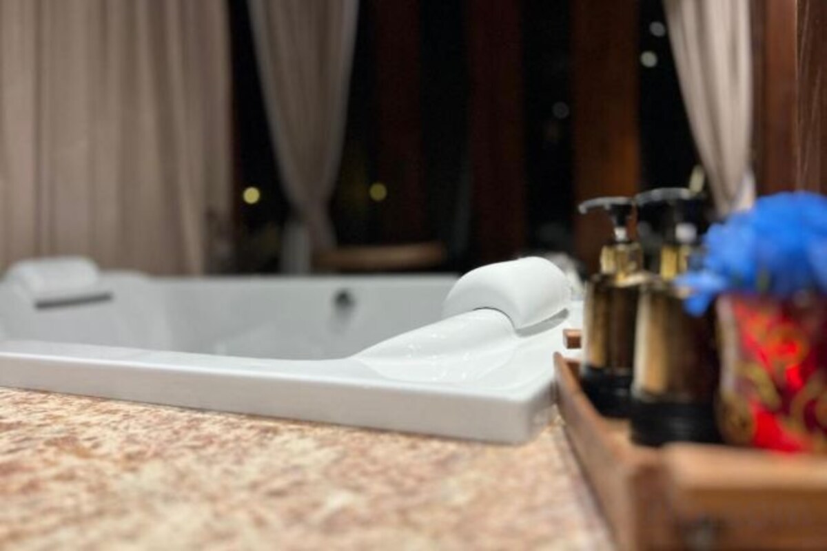 Bathroom amenities | Separate bathtub and shower, free toiletries, hair dryer, slippers