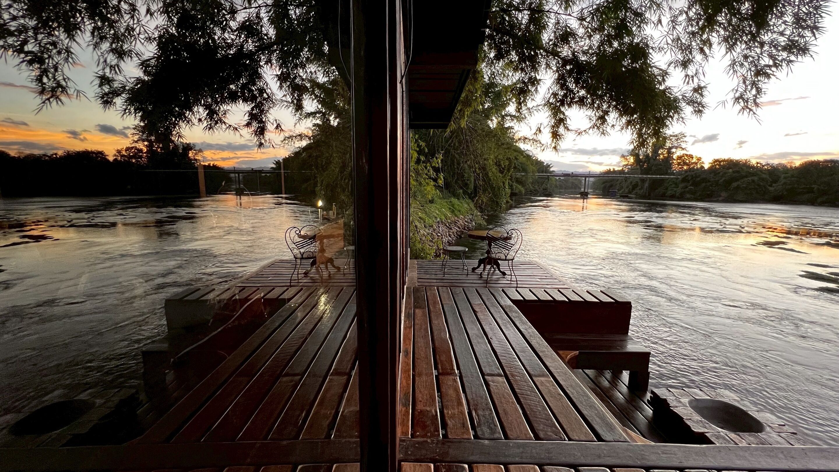 Kawarin River Front Suite | Frigobar, cofres nos quartos, individualmente decorados