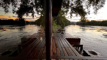 Kawarin River Front Suite | Frigobar, cofres nos quartos, individualmente decorados