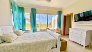Une chambre à coucher avec un lit, une télévision, un bureau et une chaise.
