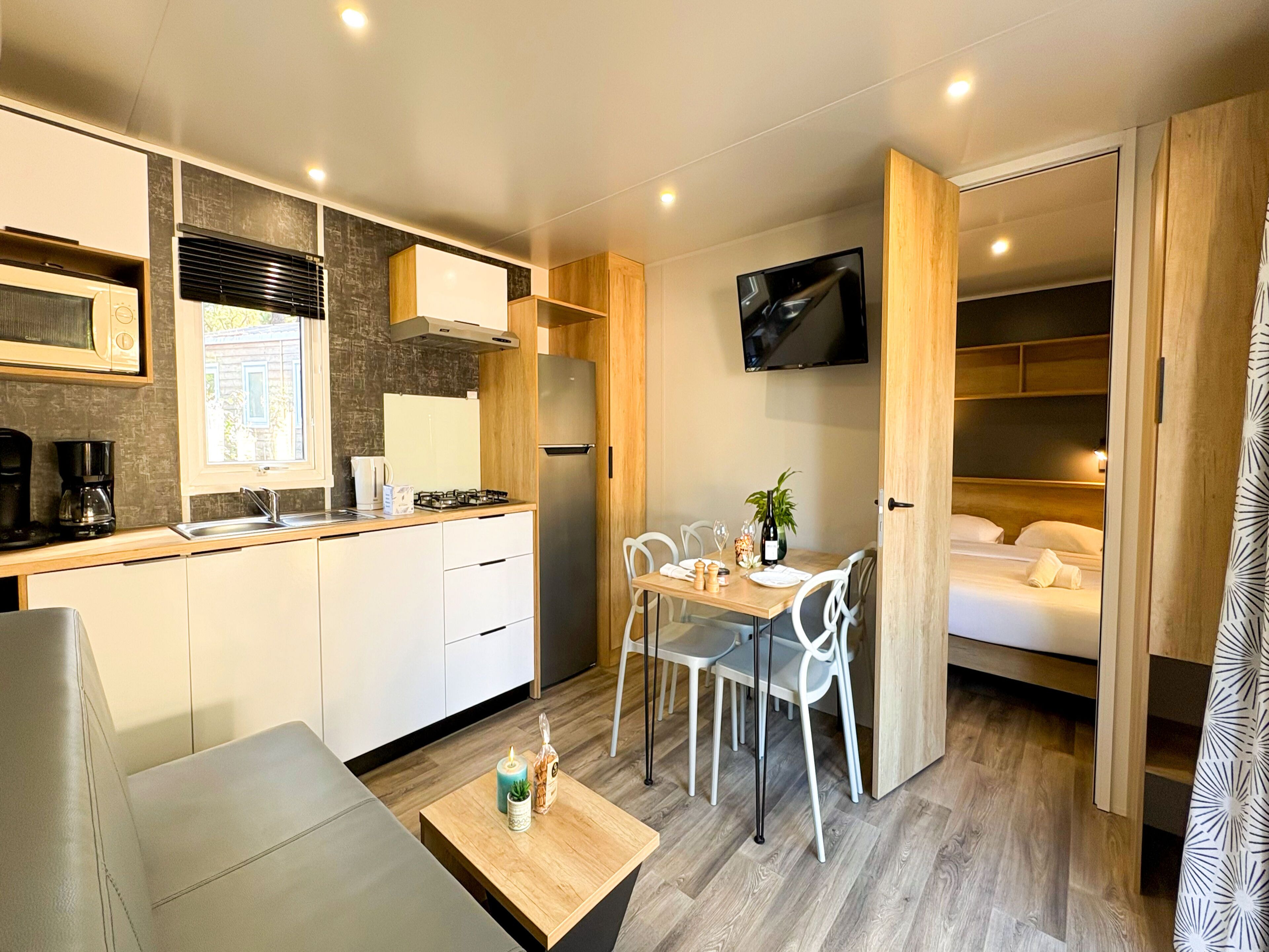 Casa mobile Comfort, 2 camere da letto, aria condizionata | Area soggiorno | TV LCD 80 cm con canali digitali