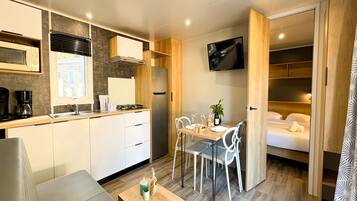 Casa mobile Comfort, 2 camere da letto, aria condizionata | Area soggiorno | TV LCD 80 cm con canali digitali