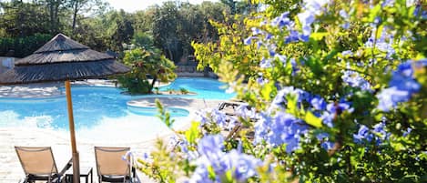 Piscine extérieure (ouverte en saison), parasols de plage