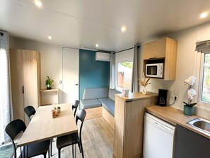 Nhà di động dành cho gia đình, 3 phòng ngủ, máy điều hòa | Khu phòng khách | TV LCD 80-cm có truyền hình kỹ thuật số 