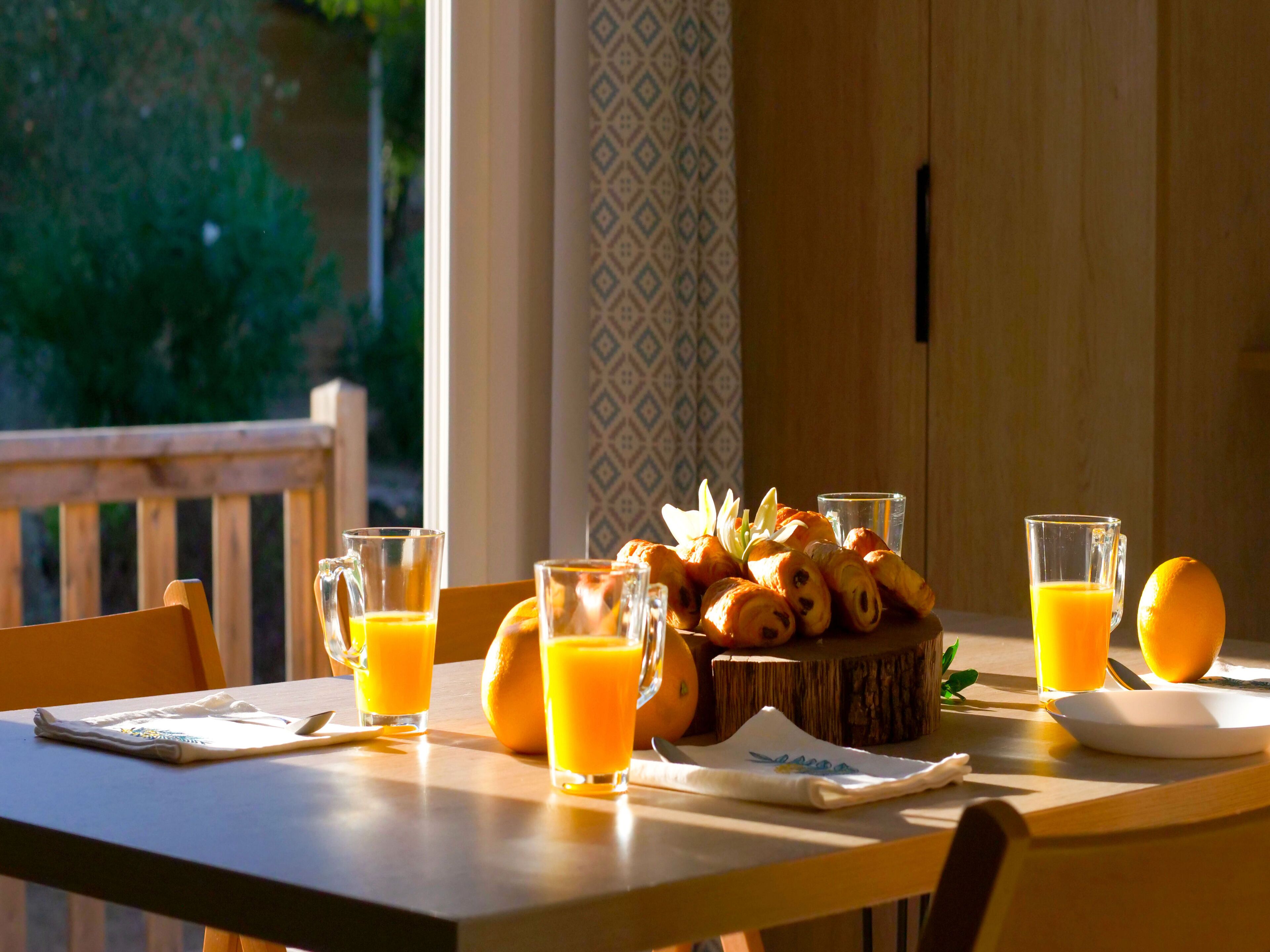 Nhà di động dành cho gia đình, 3 phòng ngủ, máy điều hòa | Khu phòng khách | TV LCD 80-cm có truyền hình kỹ thuật số 