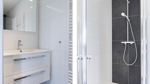 Bungalow (Bungalow 4+2C) | Bathroom | Rainfall showerhead - Summio Vakantiepark Zeedijk (Herkingen)
