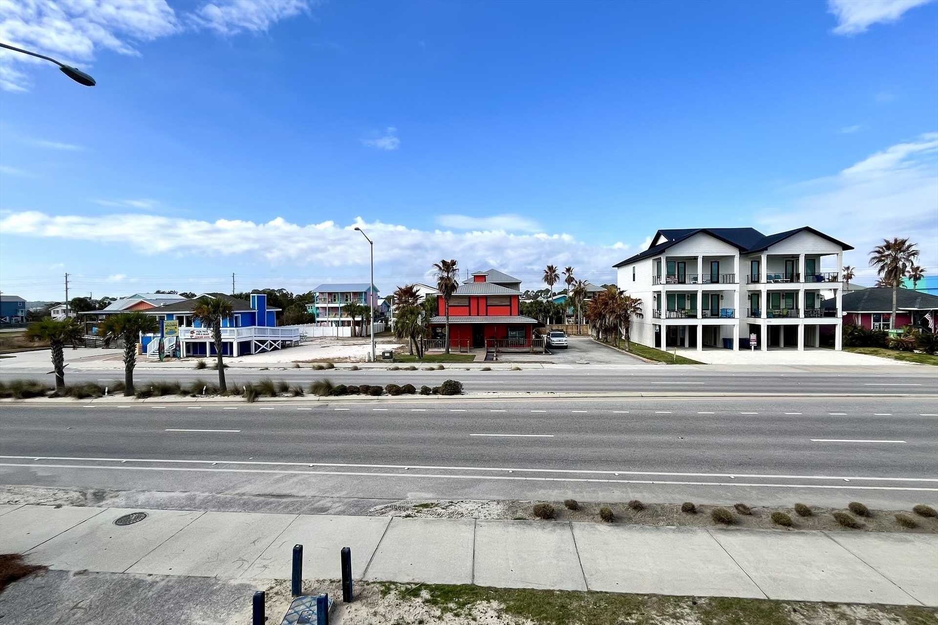Ein Strandhotel mit mehreren Etagen, einer überdachten Außenbereich und Blick auf den Ozean.