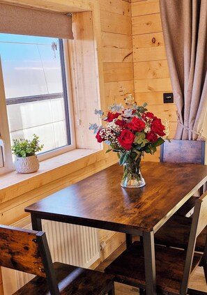 Dining - Lovely 1-bed Cabin in Bushmills (Bushmills)