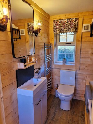 Combined shower/tub, deep soaking tub, hair dryer, towels - Lovely 1-bed Cabin in Bushmills (Bushmills)
