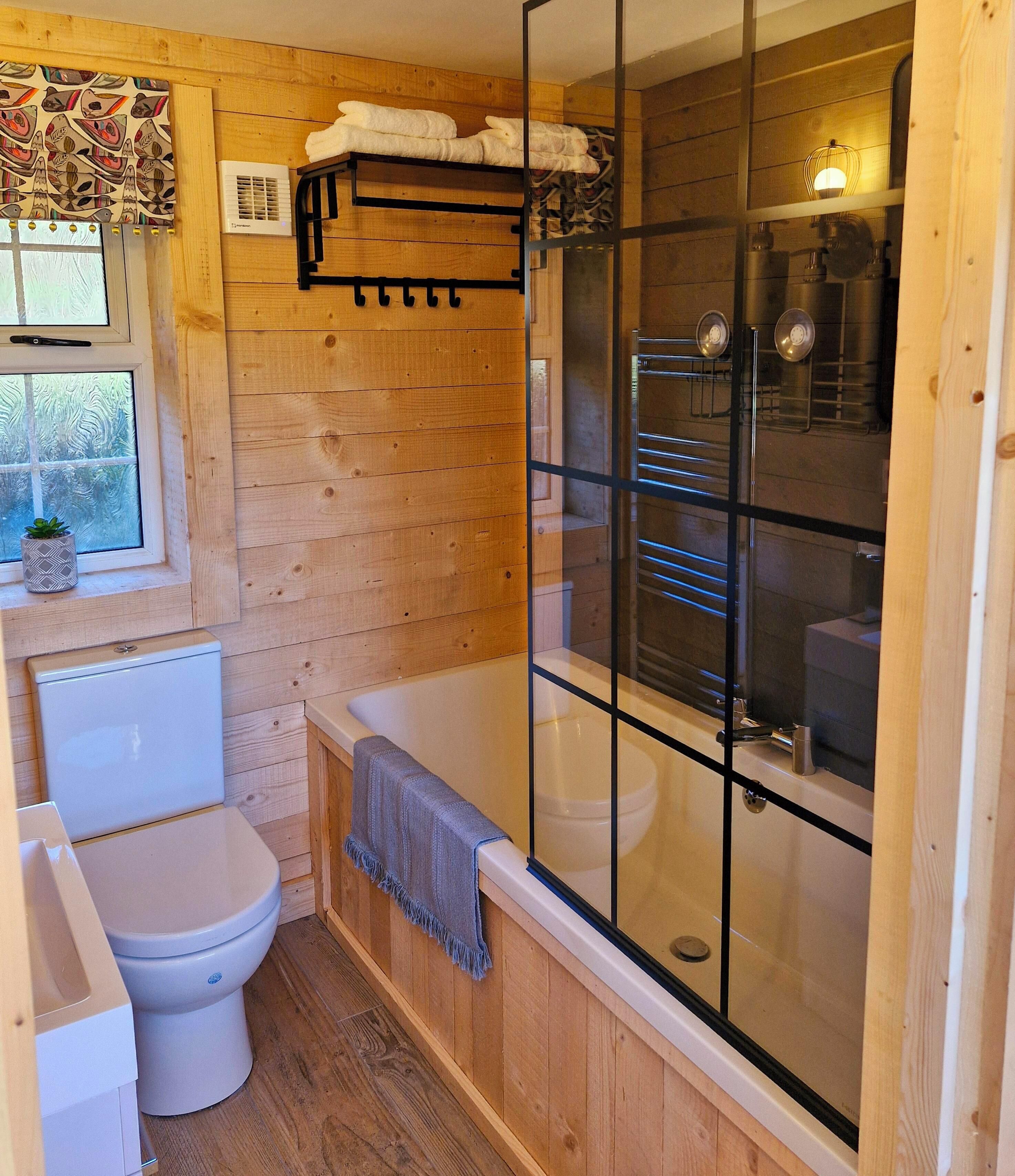 Kombinasi shower/bathtub, bathtub besar, pengering rambut, dan handuk