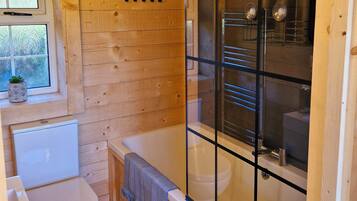 Kombinasi shower/bathtub, bathtub besar, pengering rambut, dan handuk