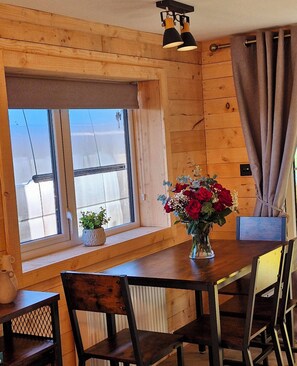 Dining - Lovely 1-bed Cabin in Bushmills (Bushmills)