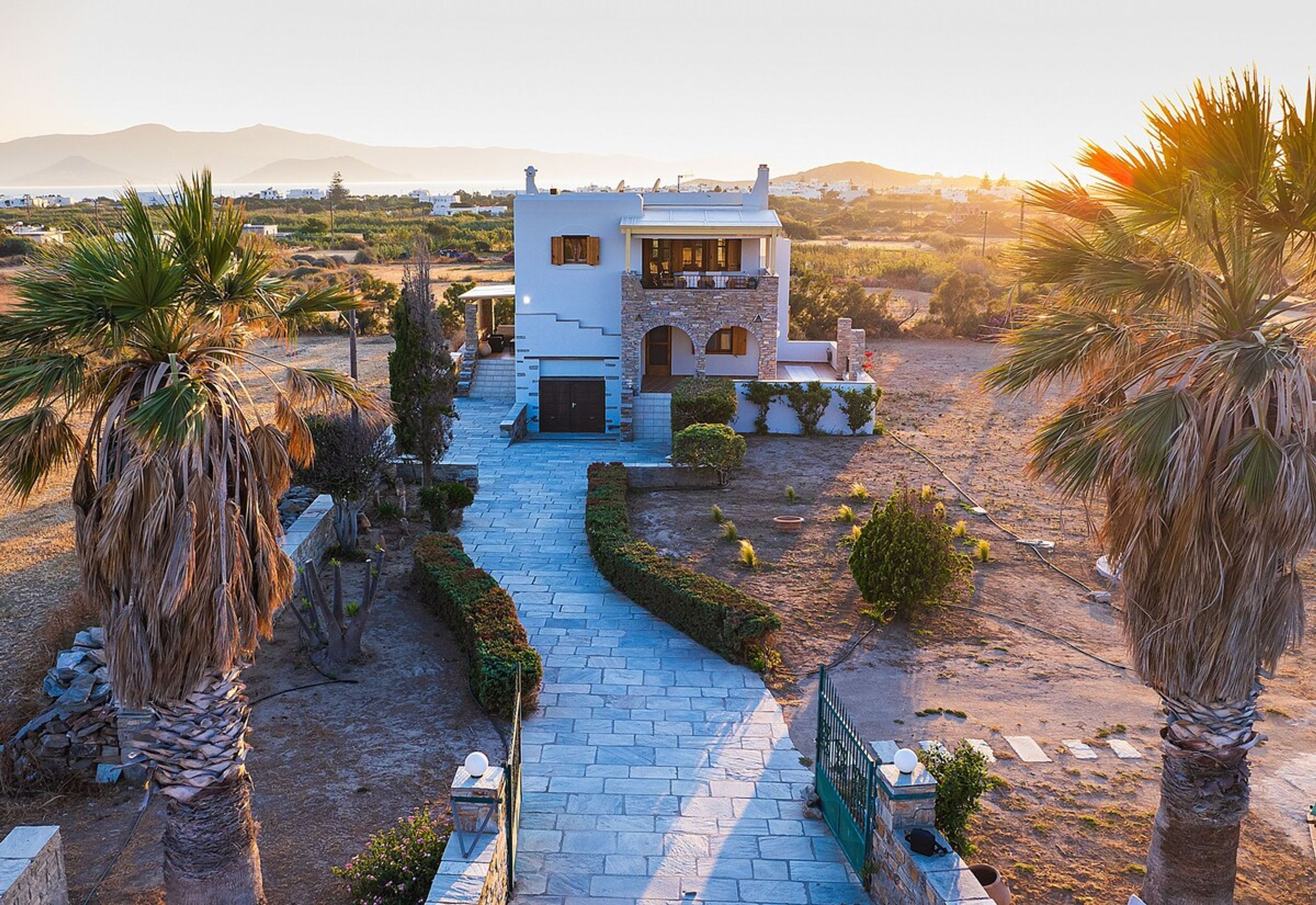 House | 4 bedrooms, desk