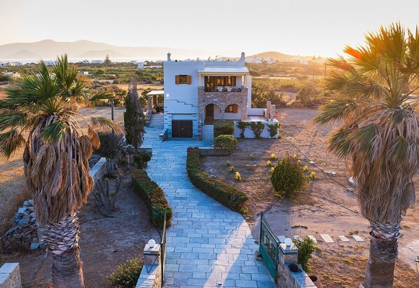 4 عدّة غرف نوم ومكتب