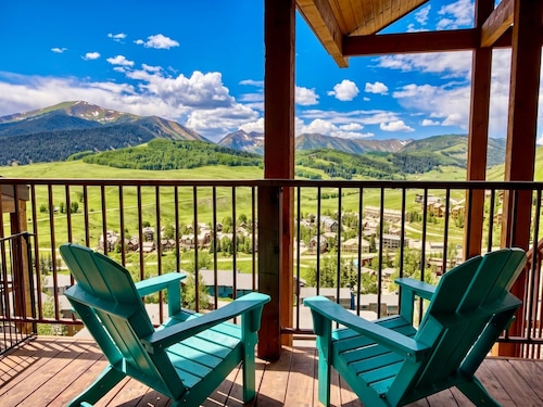 1BD at Trailhead • Top Floor • Mtn Views