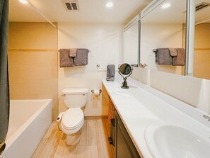 Een haardroger, handdoeken