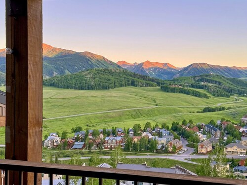 Studio at Trailhead • Top Floor • Mtn Views