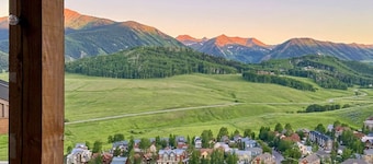 1BD at Trailhead • Top Floor • Mtn Views