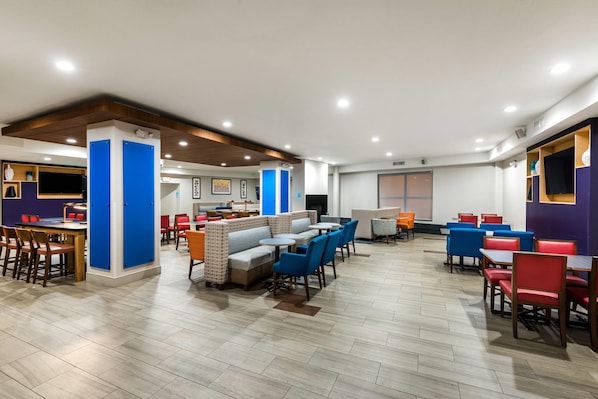 Free daily full breakfast - Country Inn & Suites by Radisson, Downtown Albany New York (Albany)