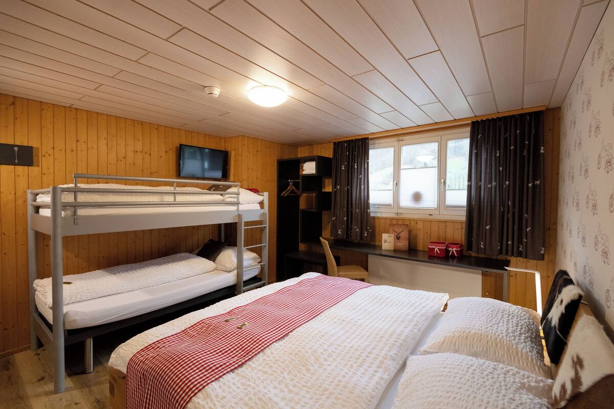 Firemannsrom – familie, fjellutsikt | Skrivebord og wi-fi (inkludert)