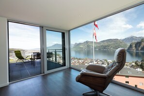 Suite, balcon, vue sur le lac | Bureau, accès au Wi-Fi (inclus)