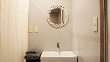 Basic House, Non Smoking, Kitchen | Bathroom | Shower, hair dryer, towels, shampoo