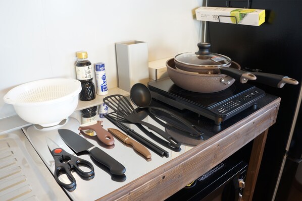 Refrigerador con freezer, microondas, placa de cocina