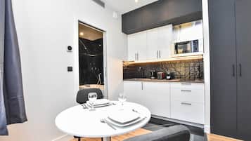 Réfrigérateur, micro-ondes, plaque de cuisson, cafetière/bouilloire