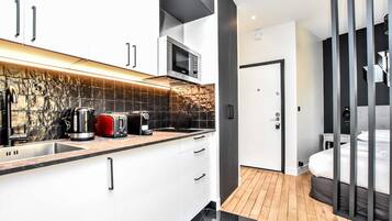 Réfrigérateur, micro-ondes, plaque de cuisson, cafetière/bouilloire