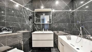 Douche, sĂšche-cheveux, serviettes fournies