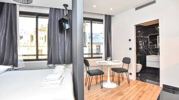 Bureau, fer et planche à repasser, Wi-Fi gratuit, draps fournis