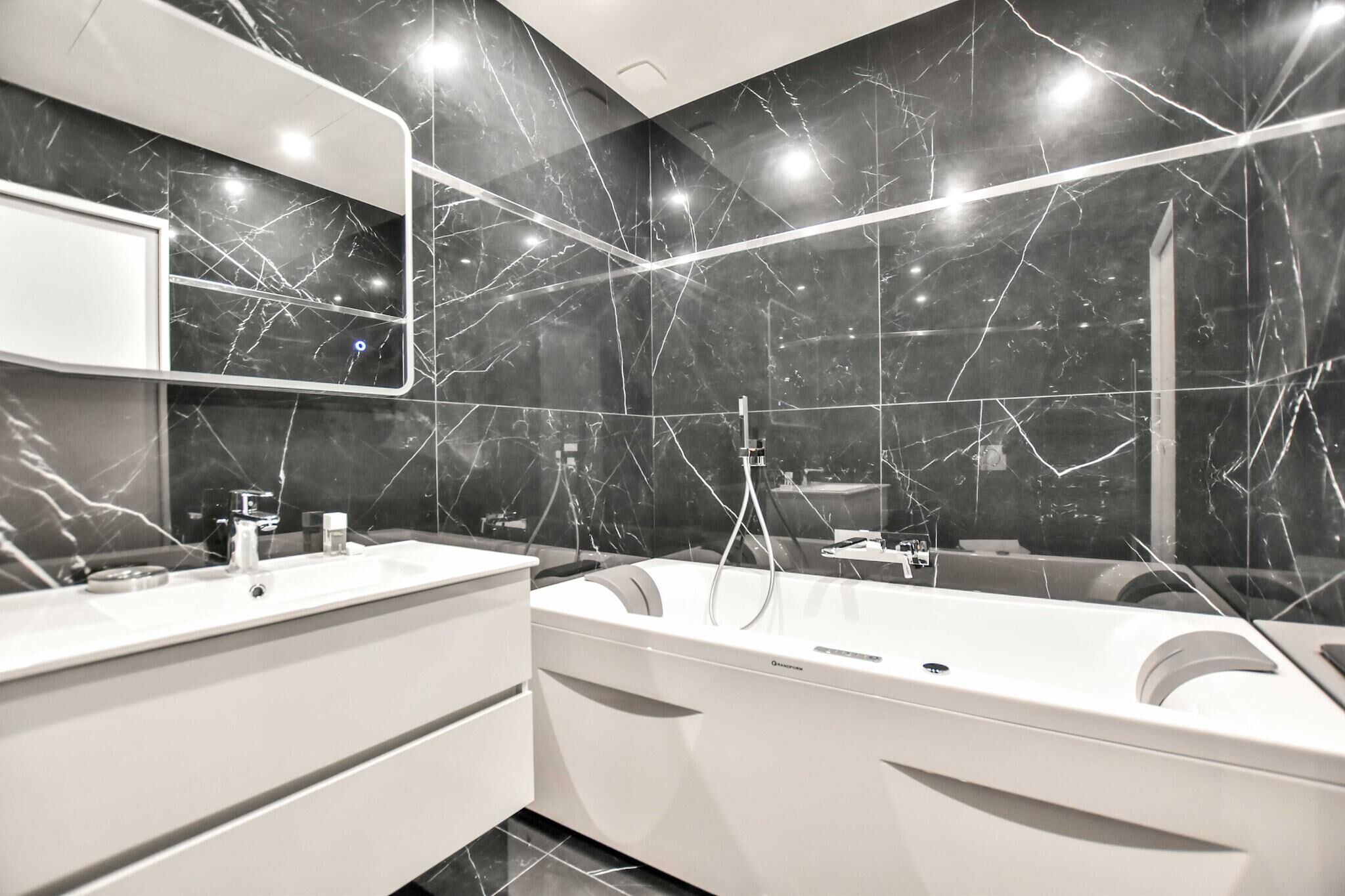 Douche, sèche-cheveux, serviettes fournies