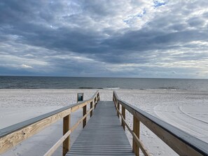 Sur la plage, chaise longue, serviettes de plage