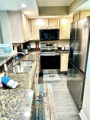 Refrigerador, microondas, horno y parrilla de estufa 