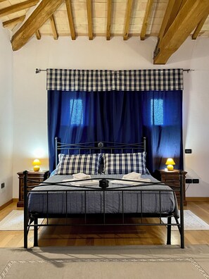 Dúplex, patio, vista a la colina | Wifi gratis y ropa de cama 