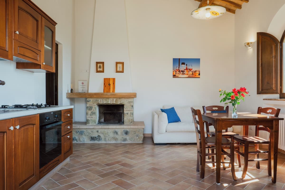 Leilighet – executive, 1 dobbeltseng, aircondition | Oppholdsområde | Flatskjerm-TV