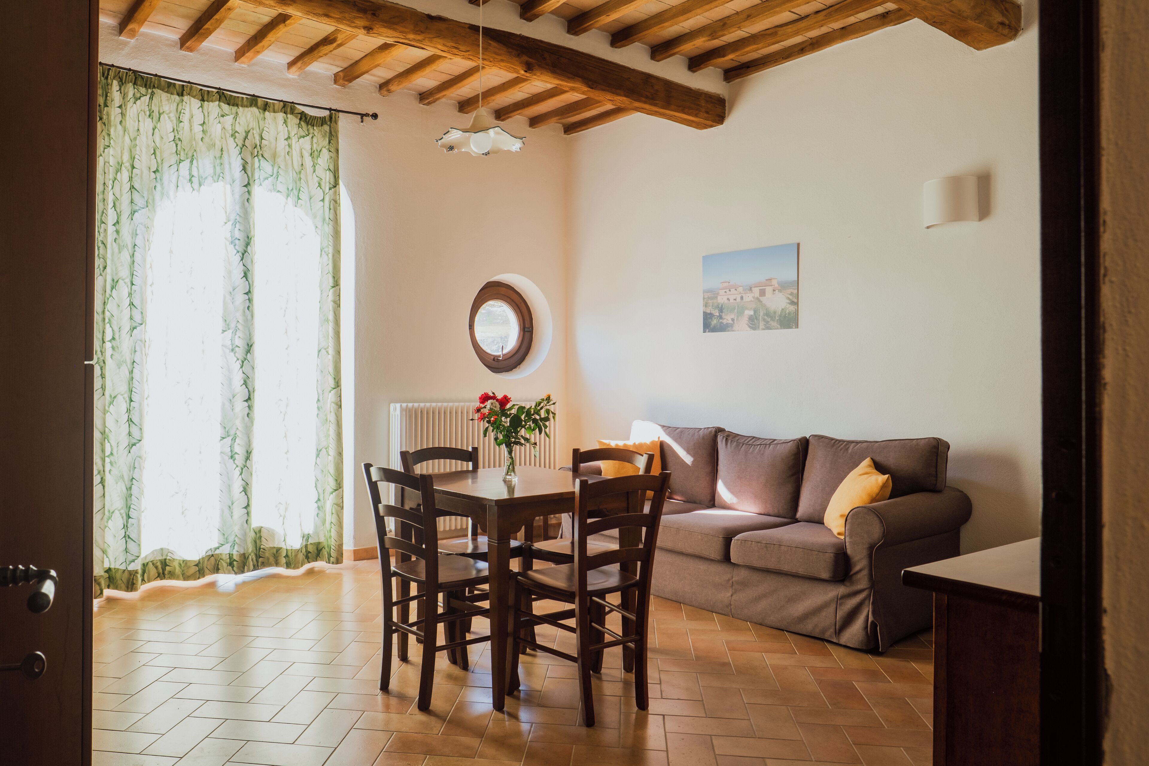 Departamento panorámico, 1 cama matrimonial, aire acondicionado | Área de sala de estar | Televisión de pantalla plana 