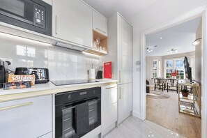 Réfrigérateur, four à micro-ondes, un four, surface de cuisson