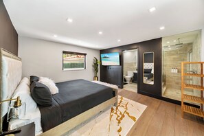 6 bedrooms, in-room safe, desk, iron/ironing board