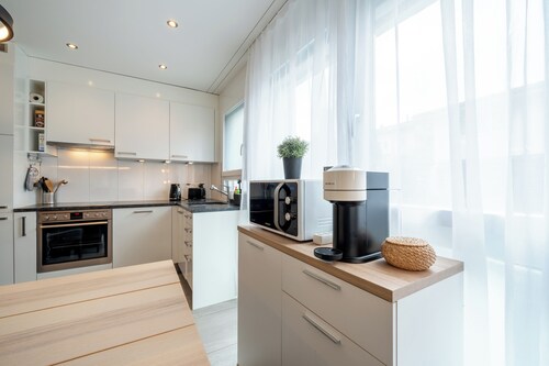 Serene Swiss Apt - scenic balcony views + parking