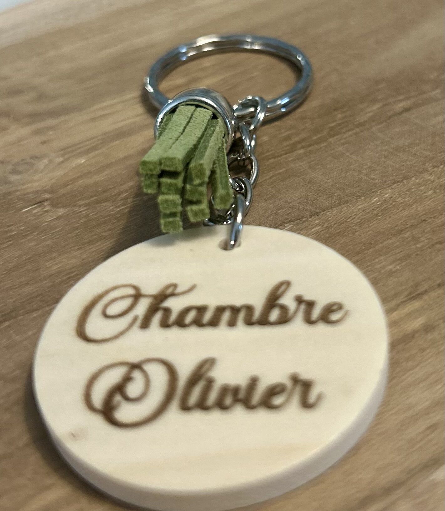 A keychain with a wooden tag that reads "Chambre Olivier."