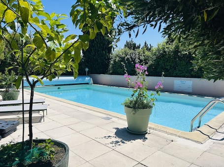 Una piscina al aire libre de temporada