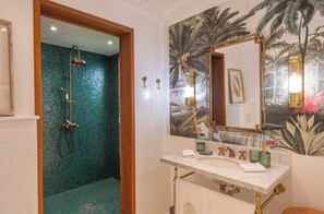 Secadora de cabello, toallas, jabón, papel de baño