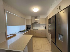 Fridge, microwave, oven, stovetop - Coasterly Osterley Ave U1  Pet Friendly 3BRM (Caloundra)