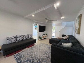 Living area - Coasterly Osterley Ave U1  Pet Friendly 3BRM (Caloundra)