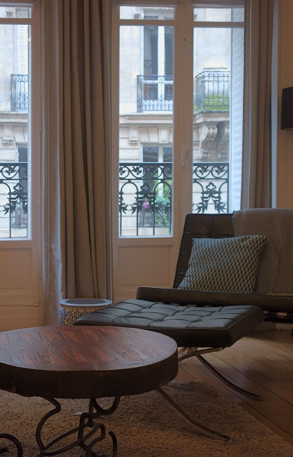 Living area - Luxury flat, smart & quiet district (17th) shopping area & pedestrian street (Paris)