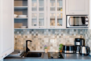 Comfort Double or Twin Room, Kitchenette | Private kitchen | Fridge, microwave, stovetop, cookware/dishes/utensils - Galeria Grafit Apartments (Sibiu)