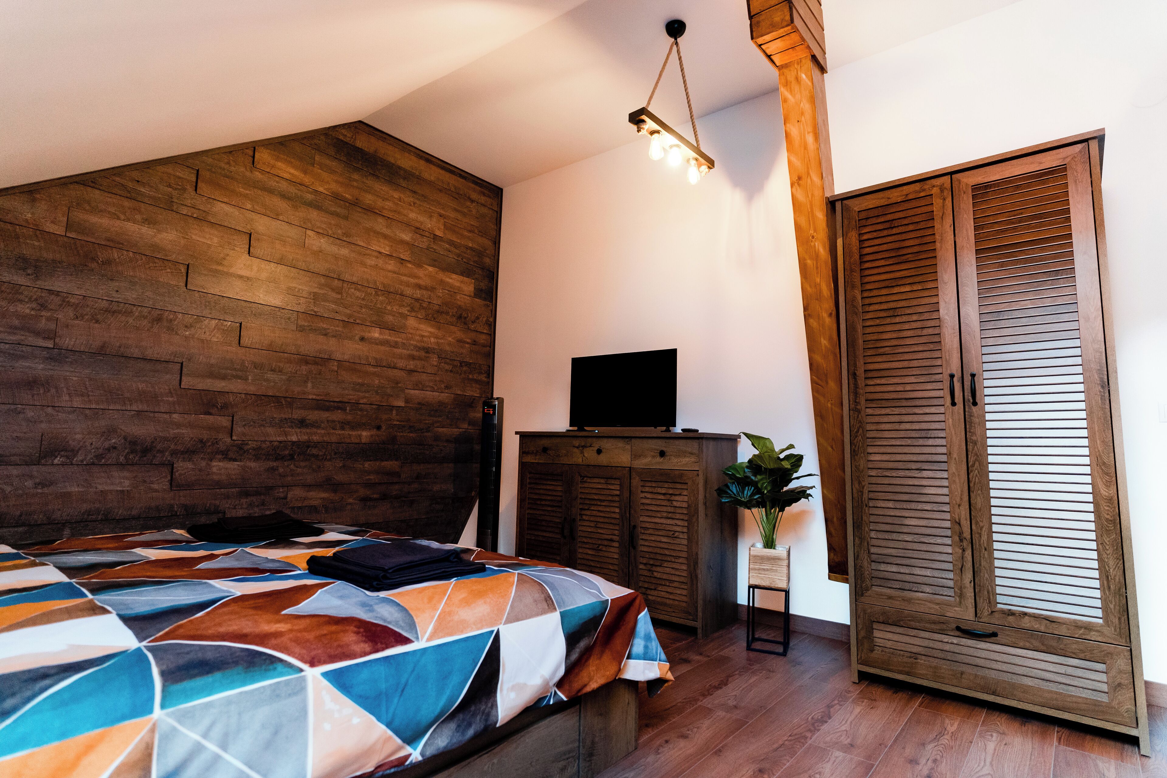 ستائر تعتيم وتجهيزات عازلة للصوت ومكواة/لوح كي وواي فاي مجانًا